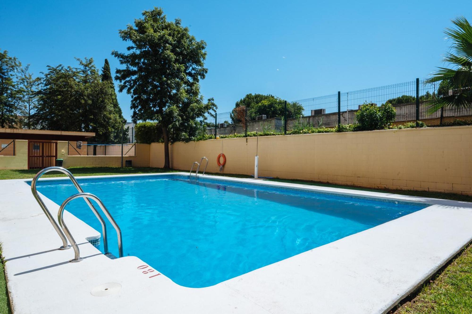 Parking En Sevilla Centro Y Piscina En Verano Камас Экстерьер фото